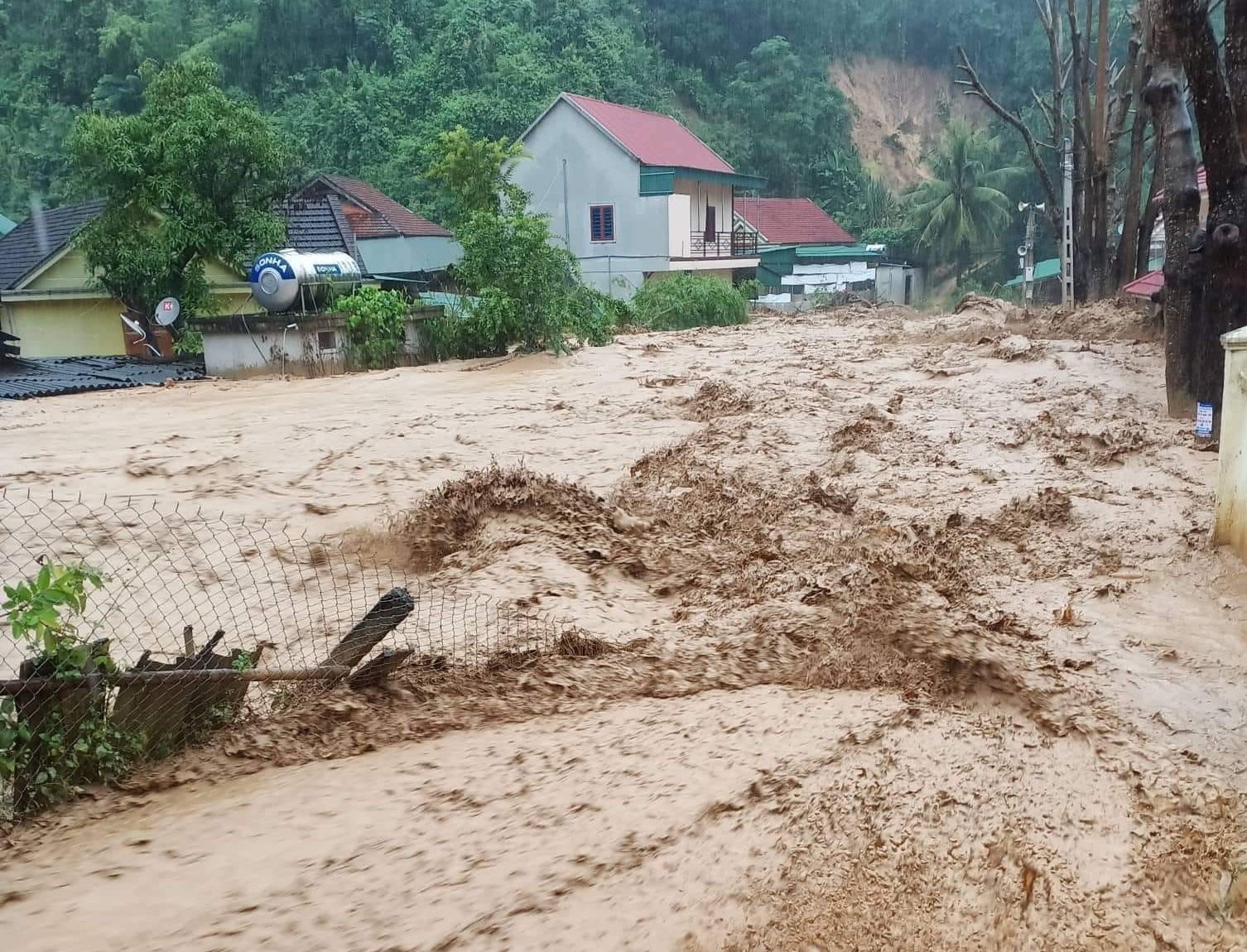 Nghệ An: Lũ quét gây ngập lụt ở thị trấn Mường Xén